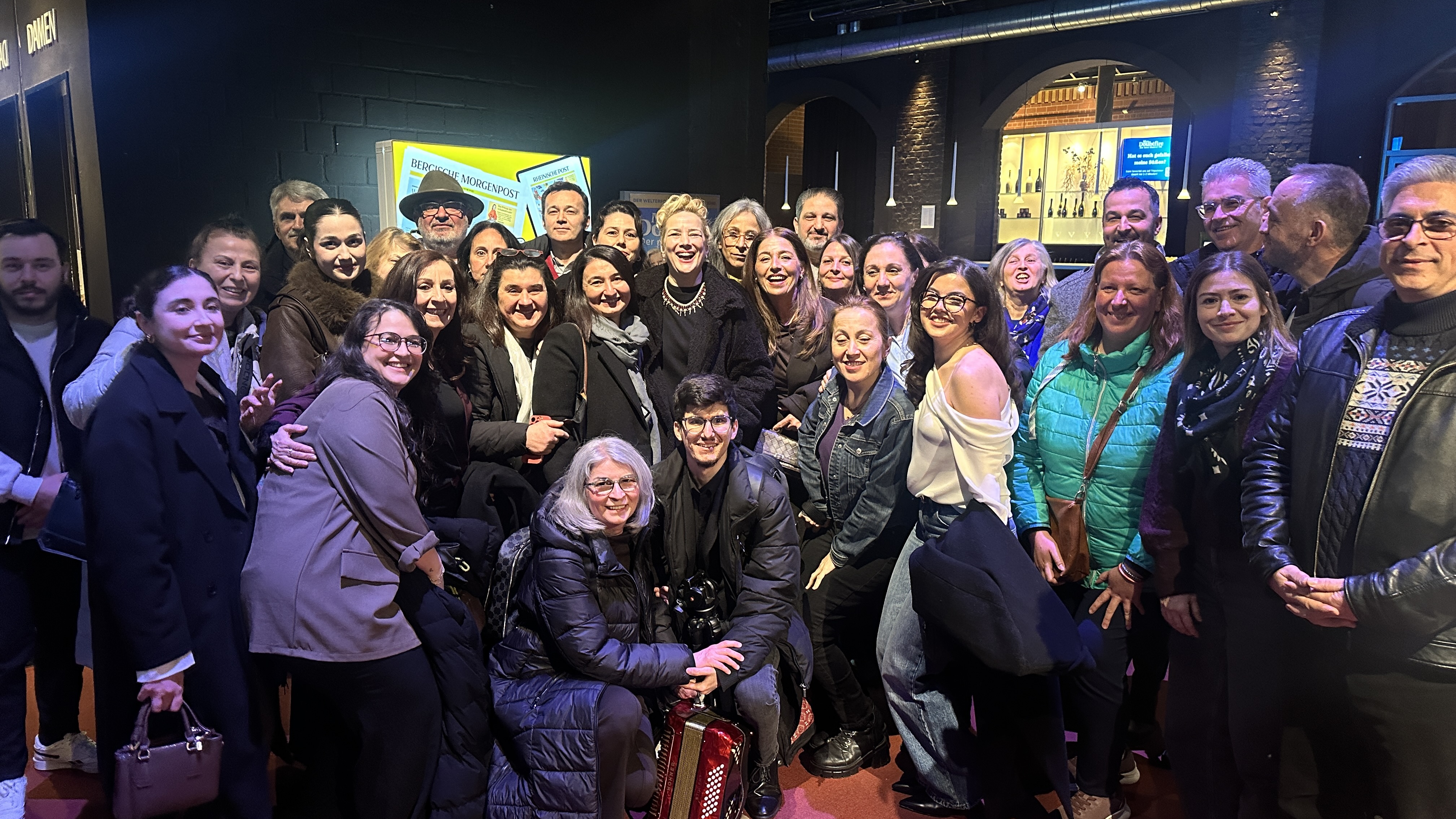 Janset Paçal Düsseldorf’ta Sahne Aldı: Tomris ve Çerkes Oyunu Geceye Damga Vurdu