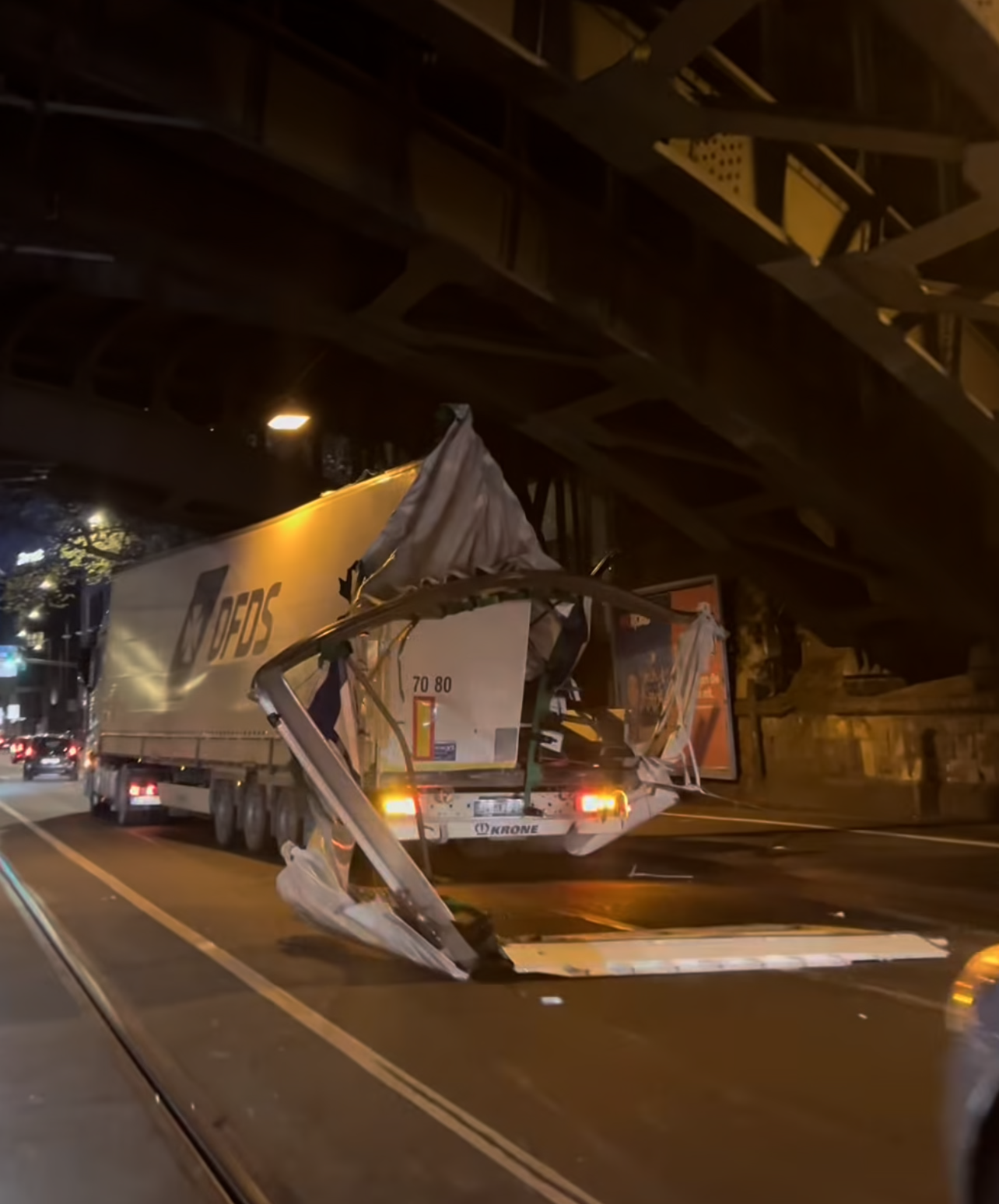 Köln’de TIR Köprüye Çarptı: Dorsenin Üst Kısmı Parçalandı