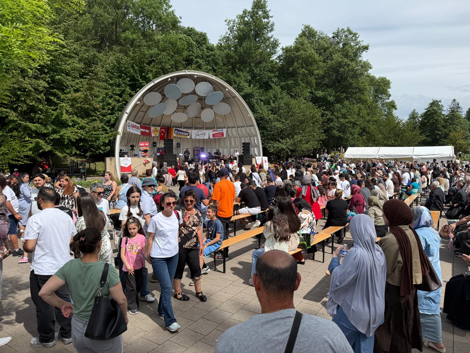 Saarland Türk Günü'ne 30 bin kişilik yoğun katılım